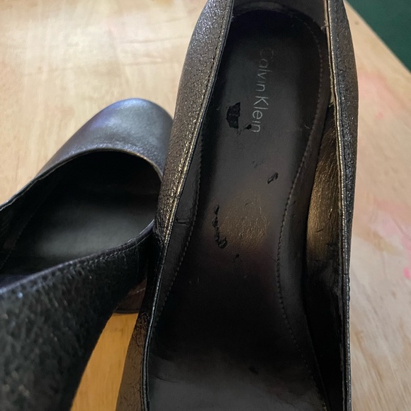 Calvin Klein Women’s Shiny Rounded Toes - Picture 4 of 9